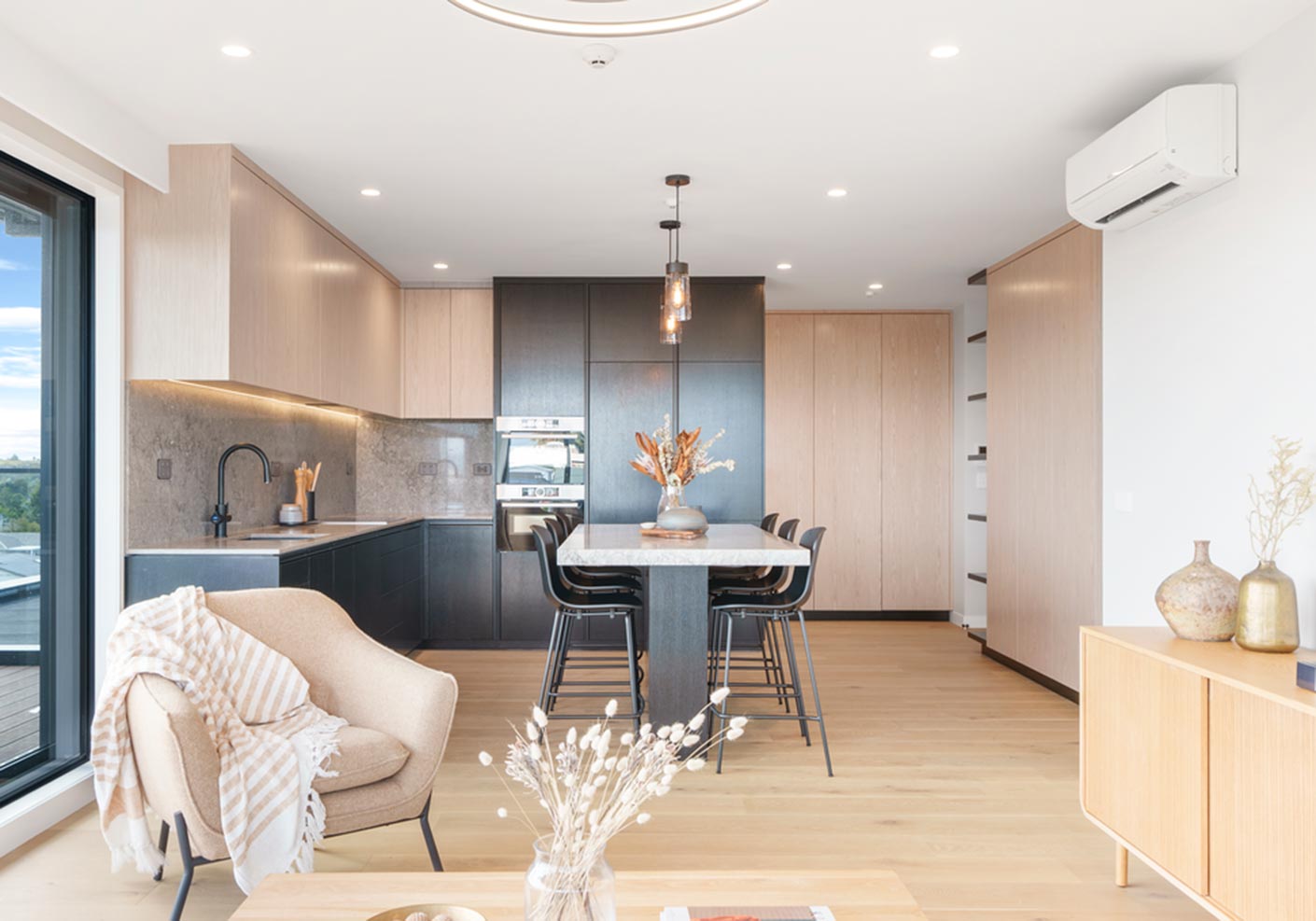 kitchen-with-gallery-timber-tones