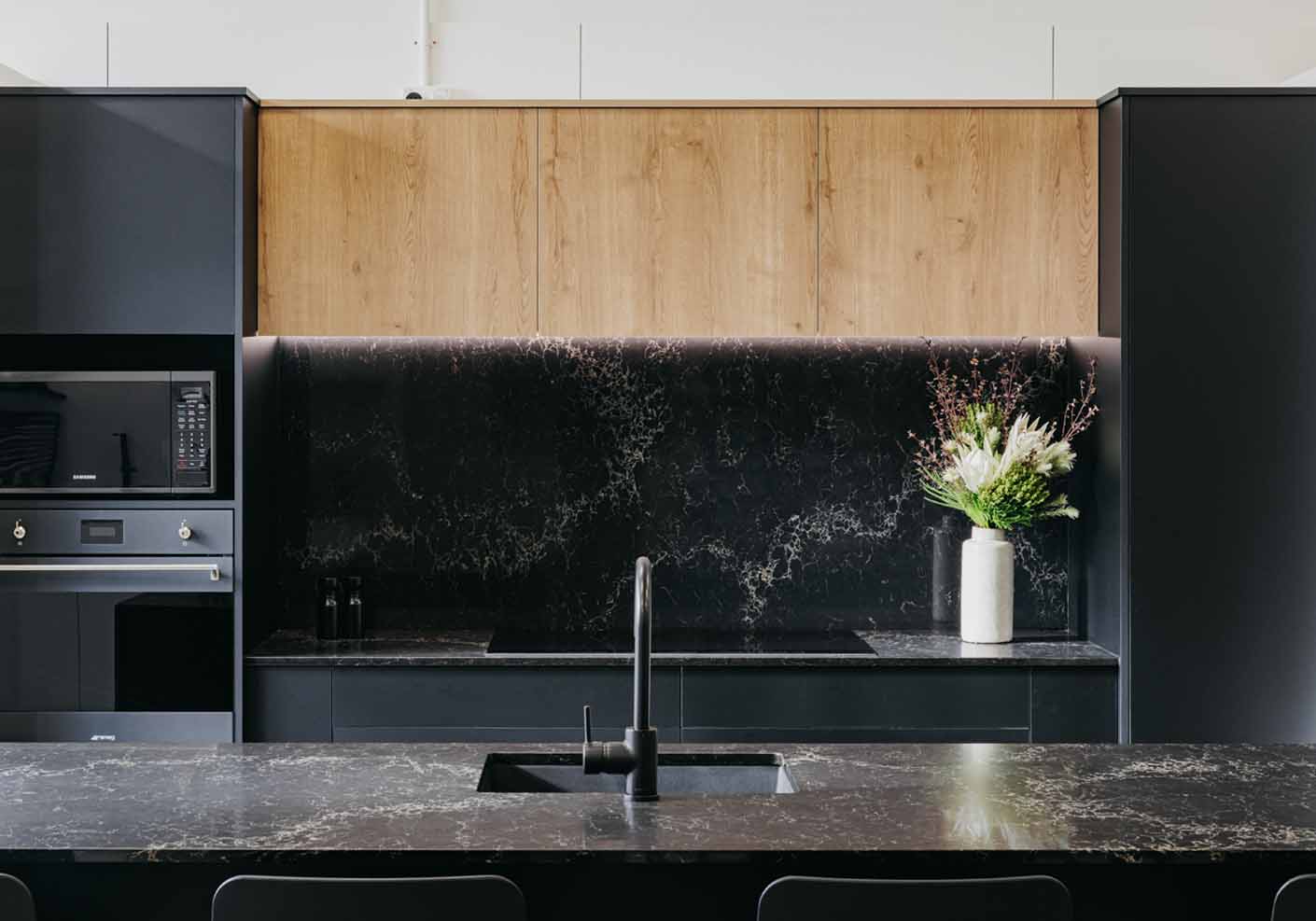 dark-and-bold-kitchen